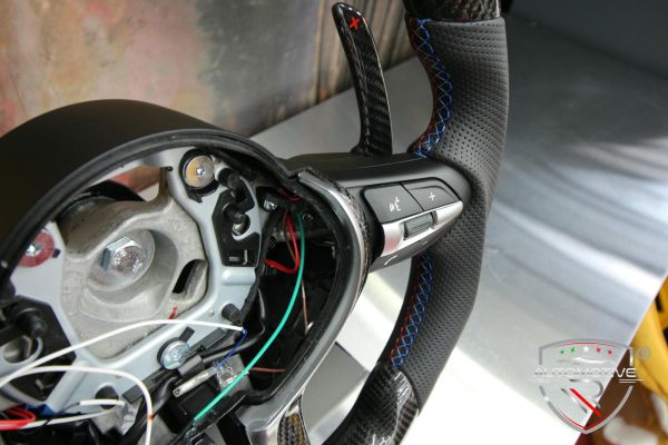 Volante BMW M con display senza airbag - immagine 2