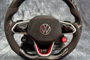 Volante VW Golf 8 GTI in carbonio e alcantara con display LED e airbag