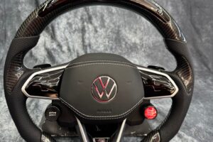 Volante VW Golf 8 R in carbonio e pelle, con display LED e airbag