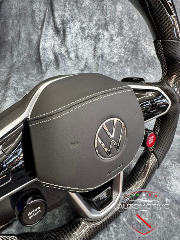 Volante VW Golf 8 R in carbonio e pelle, con display LED e airbag - immagine 4