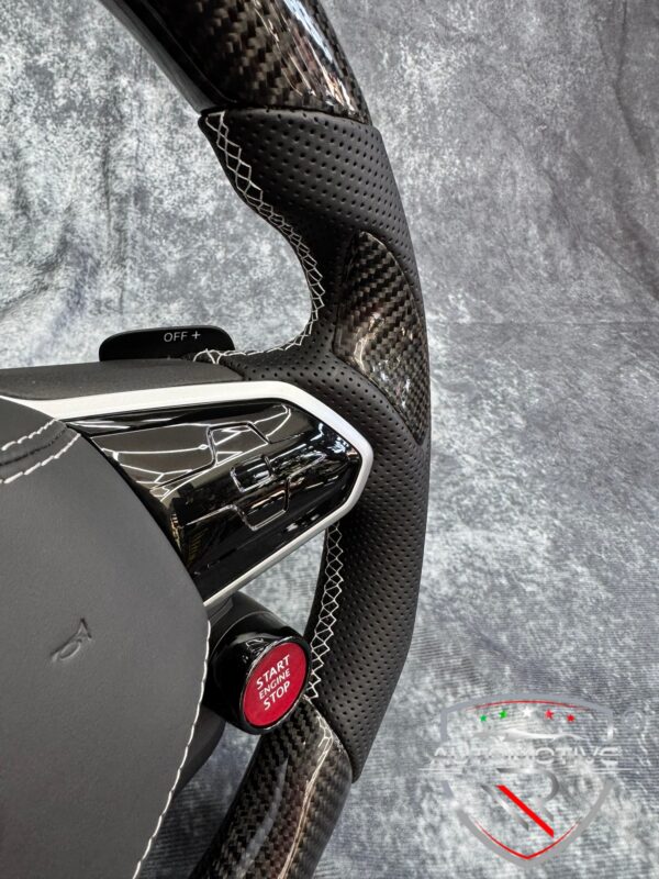 Volante VW Golf 8 R in carbonio e pelle, con display LED e airbag - immagine 5