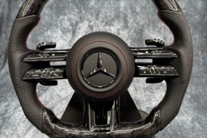 Volante (sportivo) Mercedes Benz AMG 2024 con airbag in carbonio forgiato e pelle