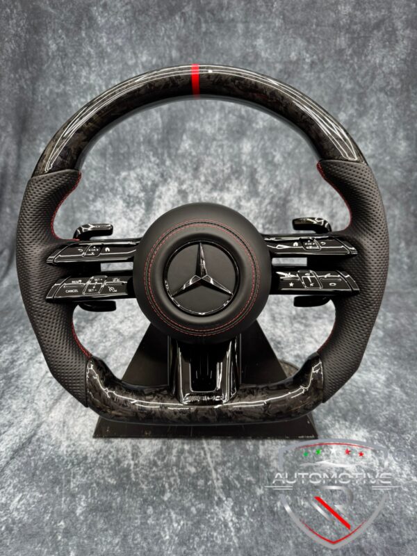 Volante (sportivo) Mercedes Benz AMG 2024 con airbag in carbonio forgiato e pelle