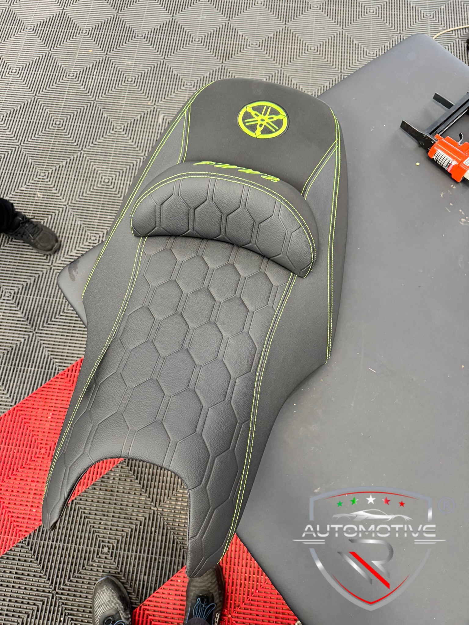 Rivestimento sella Yamaha T-Max 500/530 Cuciture Giallo Fluo Personalizzata - immagine 3