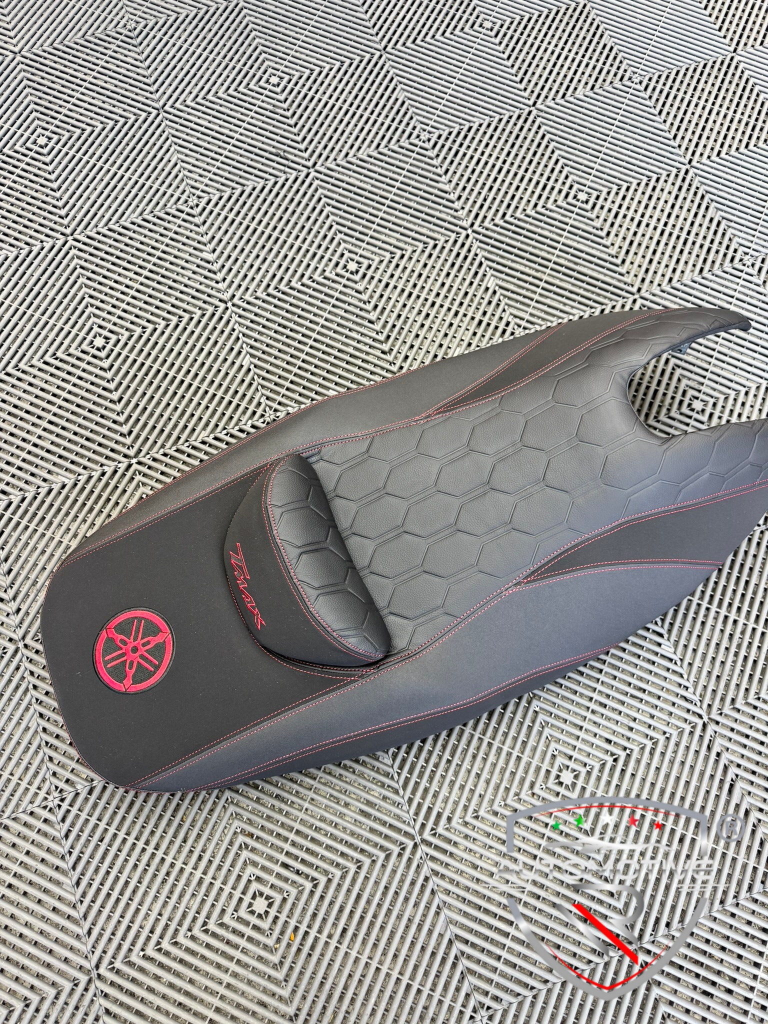 Rivestimento sella Yamaha T-Max 500 Cuciture Rosse - immagine 3