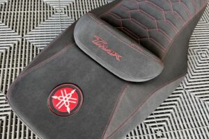 Rivestimento sella Yamaha T-Max 500/530 Cuciture Rosse Personalizzata CNC