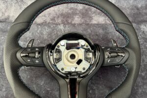 Volante BMW M Sport – Pelle Liscia e Punzonata con Cuciture M (modello M3)