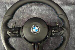 Volante BMW M Sport Completo di Airbag – Pelle Liscia e Punzonata con Cuciture M (Modello M5)