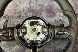Volante BMW M Sport – Pelle Liscia e Punzonata con Cuciture M (modello M5)