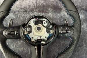 Volante BMW M Sport Senza Airbag | Pelle Liscia e Punzonata | Cuciture M | Serie 1 E8X - Serie 3 E9X - X1 E84 - X5 E70 - X6 E71